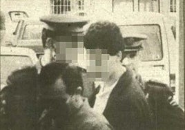 Imagen del acusado entrando al juicio.