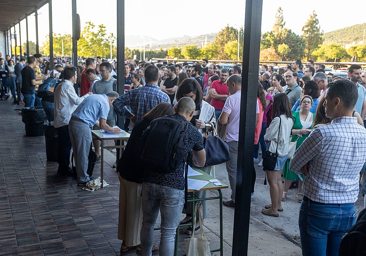 Opositores esperan para hacer el examen en una imagen de archivo.