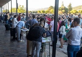 Opositores esperan para hacer el examen en una imagen de archivo.