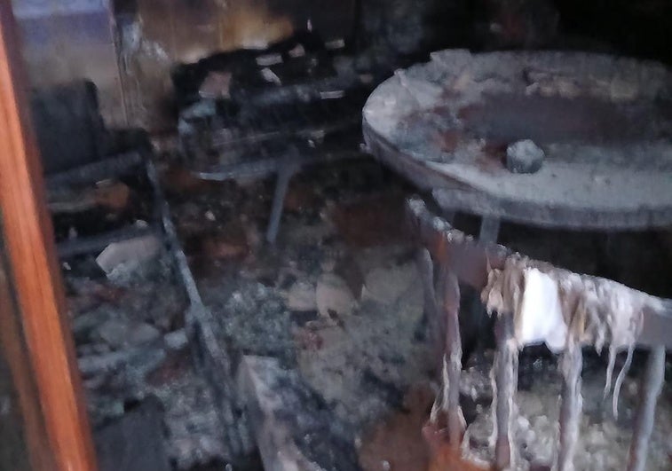 Dos mujeres atendidas e importantes daños materiales tras el incendio en el salón de una vivienda cerca de Miajadas