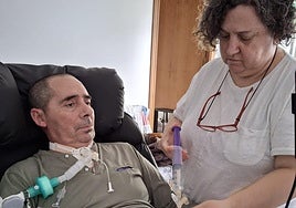 Reme atiende y cuida a su marido Lucas, enfermo de ELA, en su vivienda.