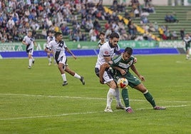 El delantero Diego Gómez intenta zafarse de la presión de un defensa del Ourense.