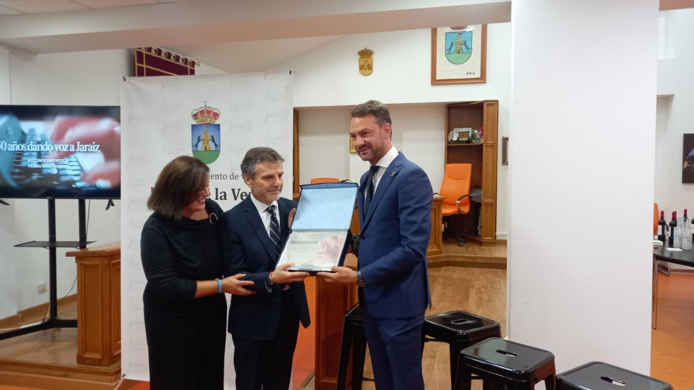 Díaz Samino recibe la plaza de manos del alcalde.