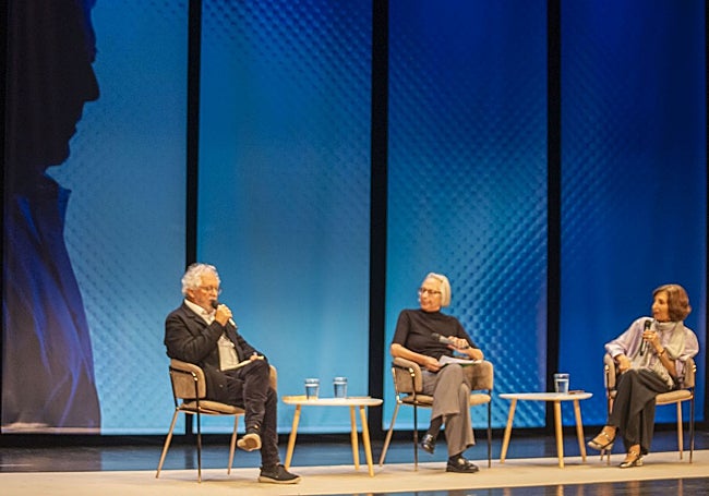 Héctor Abad Faciolince y Ángeles Mastretta (derecha) en el diálogo moderado por Gina Montaner.