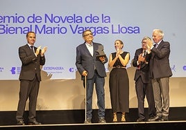 Sergio Ramírez tras recoger el premio en el Gran Teatro de Cáceres.