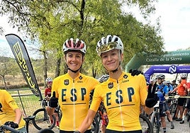 Natalia Fischer y María Reyes Murillo con sus maillots amarillos que les acredita como ganadoras de la Copa de España.
