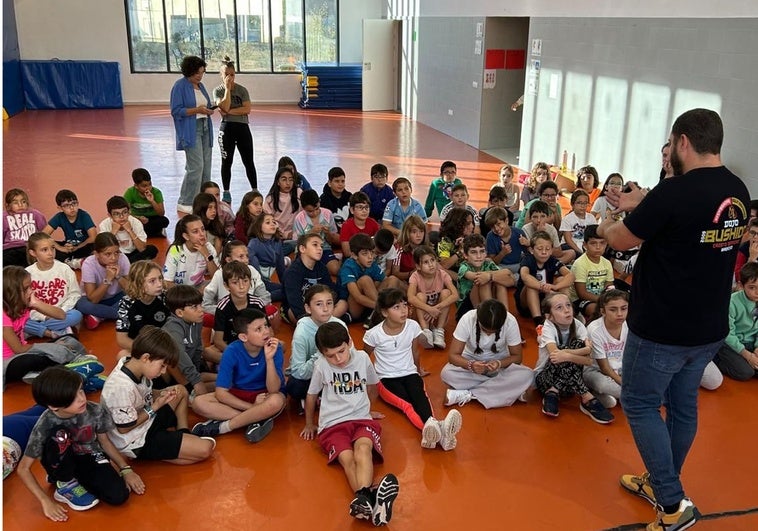 Ofrecen los valores del kickboxing para frenar el acoso en las aulas