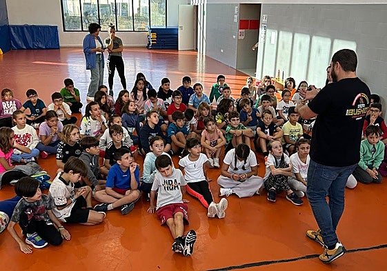 Cristo Gamero durante una de las charlas para abordar el acoso en un centro escolar.