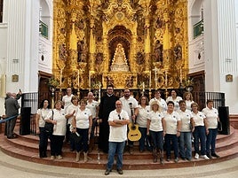El coro rociero de Villarta con la Virgen del Rocío.