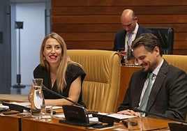 María Guardiola, presidenta de la Junta, y Abel Bautista, consejero de Presidencia, en el pleno del pasado jueves en la Asamblea de Extremadura.