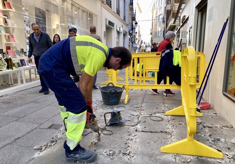 Mejoran la estética del pavimento de la calle Pintores de Cáceres