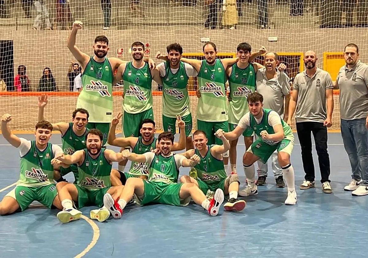 Los jugadores del UBA Almendralejo celebran la victoria en Mérida.
