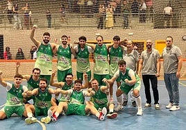 Los jugadores del UBA Almendralejo celebran la victoria en Mérida.