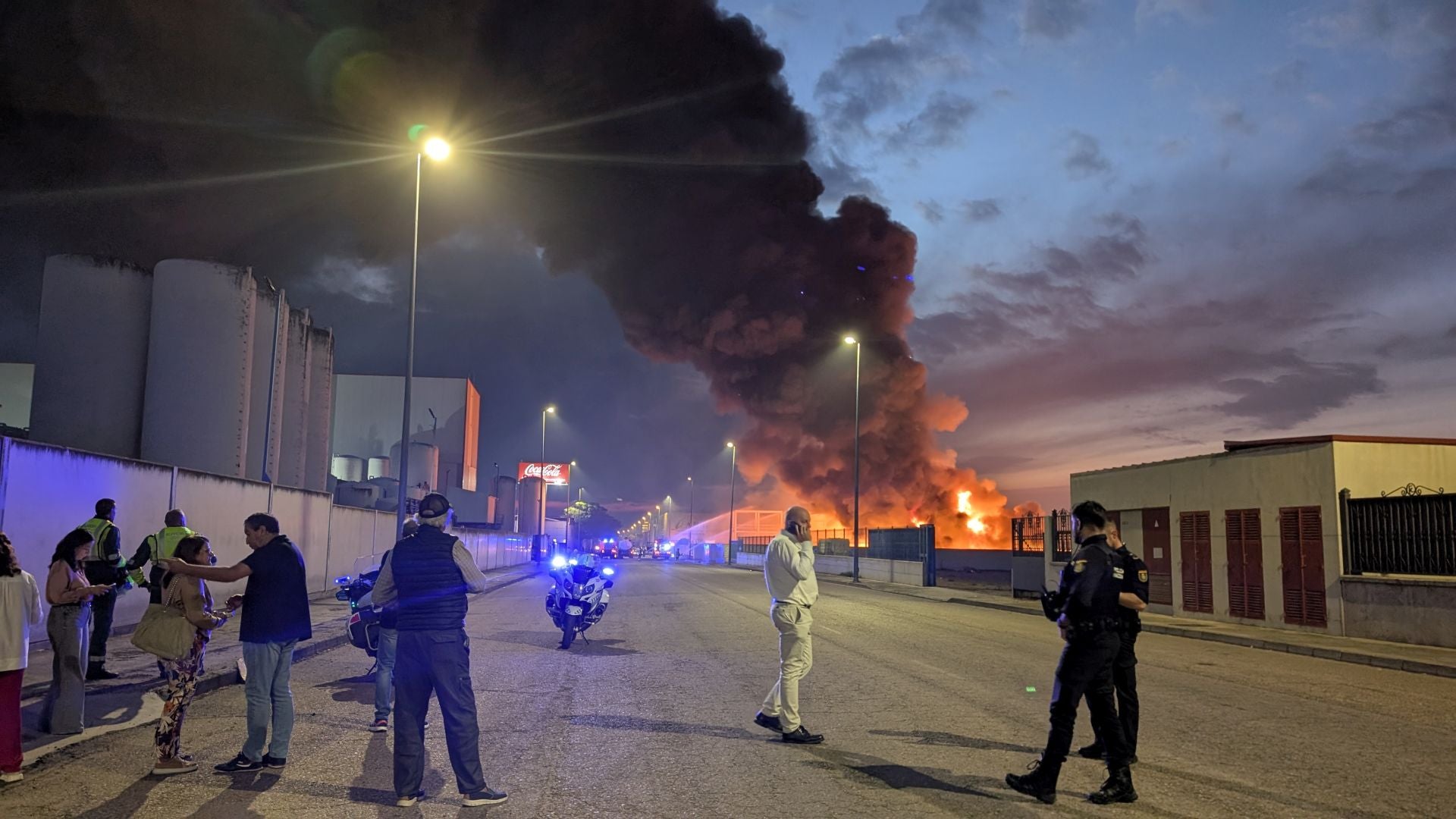 Así ha sido el incendio en el polígono industrial de Don Benito