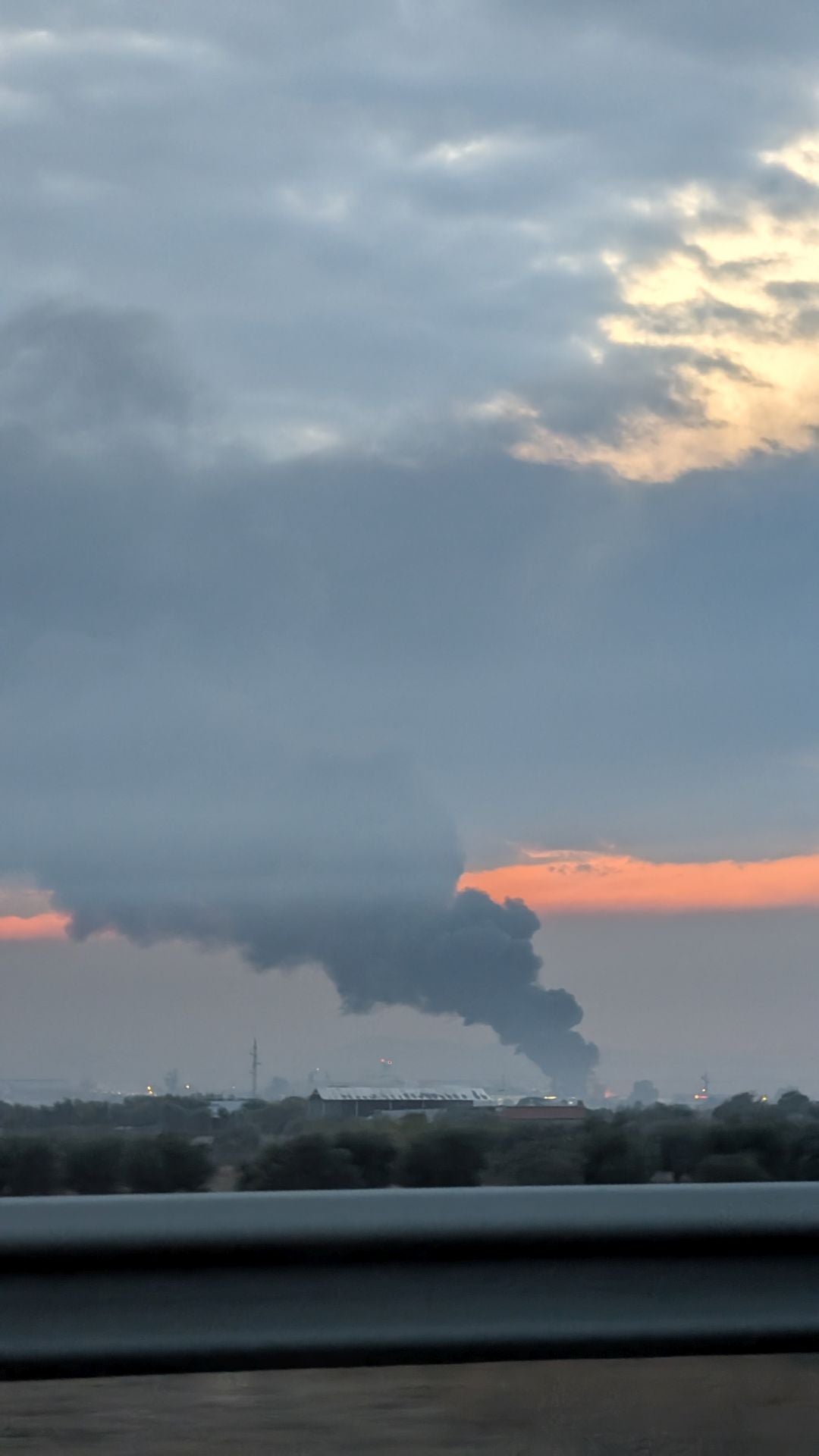 Así ha sido el incendio en el polígono industrial de Don Benito