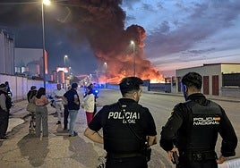 Así ha sido el incendio en el polígono industrial de Don Benito