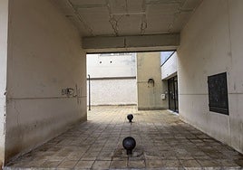 Imagen del interior del edificio en donde se encuentra la vivienda en donde se produjo la redada.