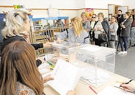 Imagen de archivo de extremeños votando en unas elecciones.