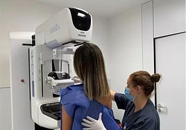 Imagen de archivo de una mujer sometiéndose a una mamografía.