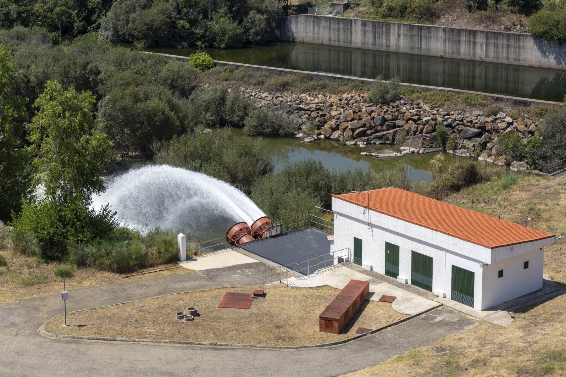 Desagües de fondo alivian el agua de la presa del Jerte. Los usuarios lamentan el cierre de la piscina en horas de gran actividad.