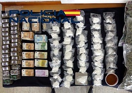 Droga y dinero intervenidos por la Policía Nacional a la organización delictiva.