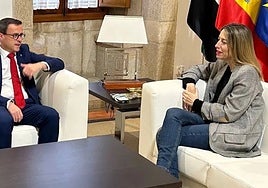 Miguel Ángel Gallardo y María Guardiola, reunidos el primero en representación de la Diputación de Badajoz y ella como presidenta de la Junta.