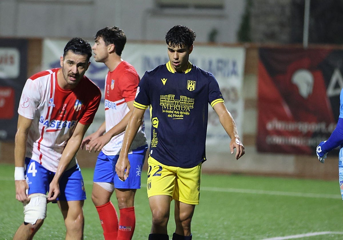 Manu Rivas cabizbajo en el duelo ante el Navalcarnero.