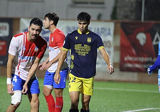 Manu Rivas cabizbajo en el duelo ante el Navalcarnero.
