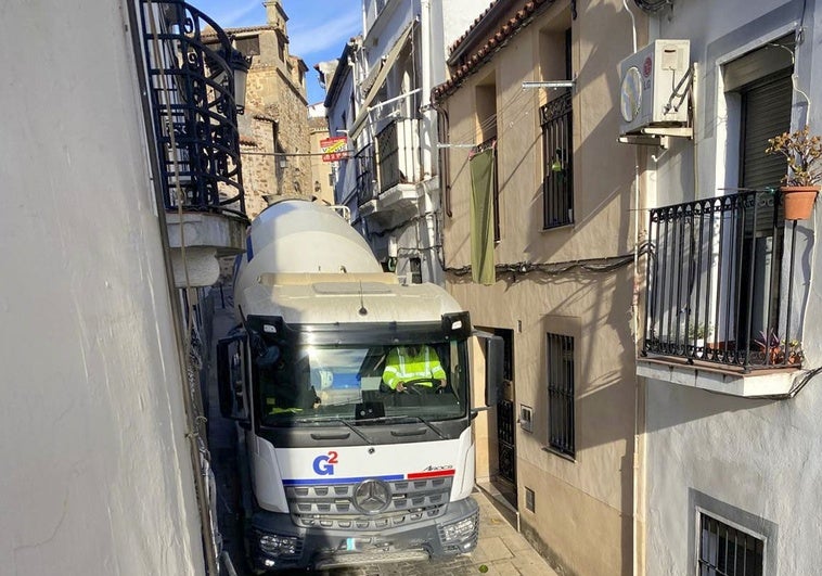 La parte antigua de Cáceres alerta de diez puntos negros por el paso de vehículos de grandes dimensiones