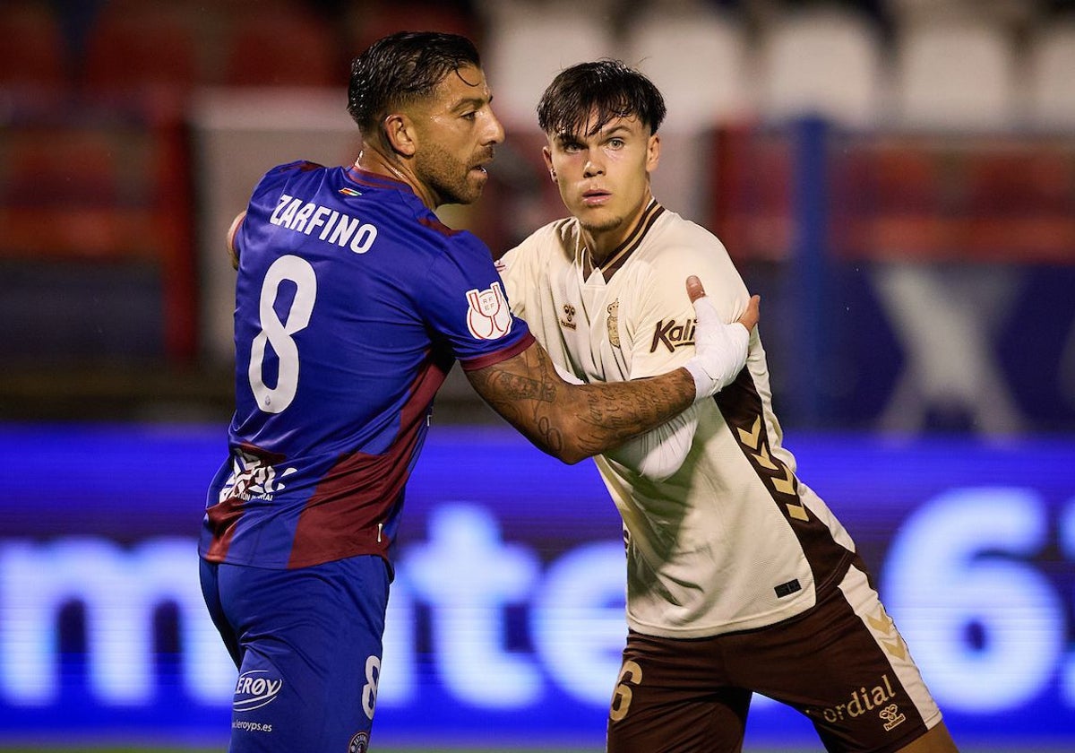 El azulgrana Zarfino y el extremeño Iñaki González durante el partido copero ante Las Palmas de este martes.