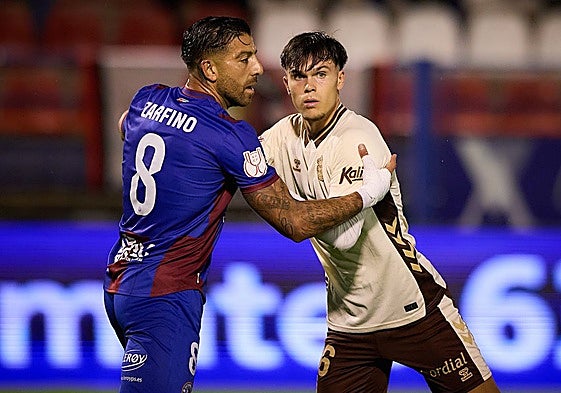 El azulgrana Zarfino y el extremeño Iñaki González durante el partido copero ante Las Palmas de este martes.