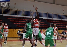 Wildens Leveque trata de tapar un tiro del Logrobasket en el duelo de la Copa de España disputado la pasada semana.