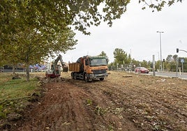 Máquinas trabajando en la parcela donde se construirá el nuevo aparcamiento en superficie, en la zona de Maltravieso.