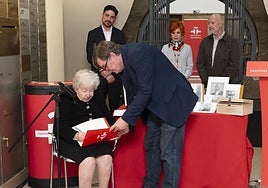 Luis García Montero, director del Instituto Cervantes, con Carmen, nieta de Felipe Trigo. Car