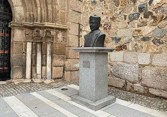 El busto del antiguo cura de Santa Eulalia, junto a la puerta románica de la iglesia, ayer.