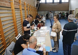 Ciudadanos votan durante las últimas elecciones autonómicas en 2023.