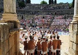 Escolares en la representación final en el Teatro dentro del programa 'La escuela adopta un monumento'.