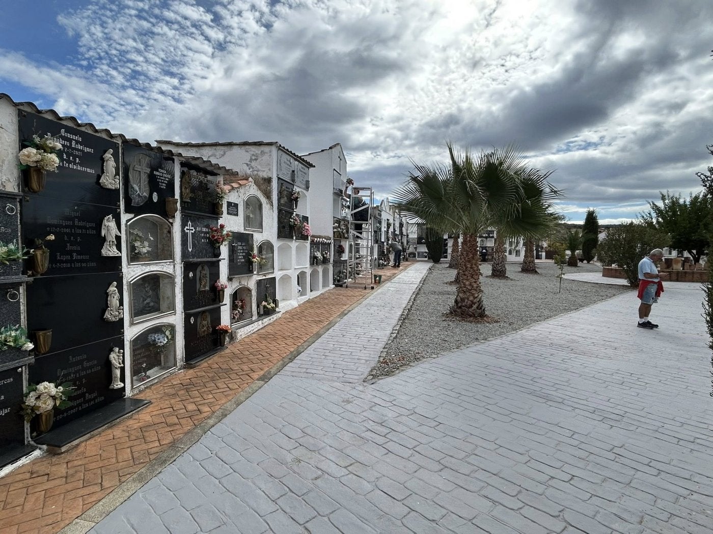 Vista de los nichos y uno de los espacios con zonas verdes.
