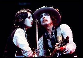 Joan Baez y Bob Dylan, con la cara pintada de blanco, en un concierto de la gira de 1975.