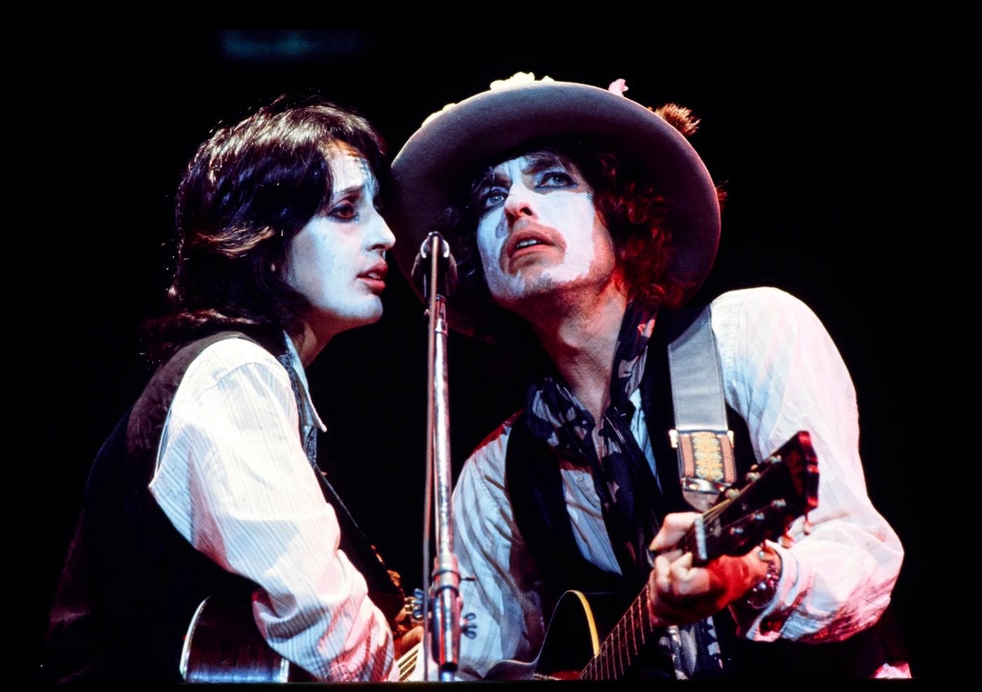 Joan Baez y Bob Dylan, con la cara pintada de blanco, en un concierto de la gira de 1975.