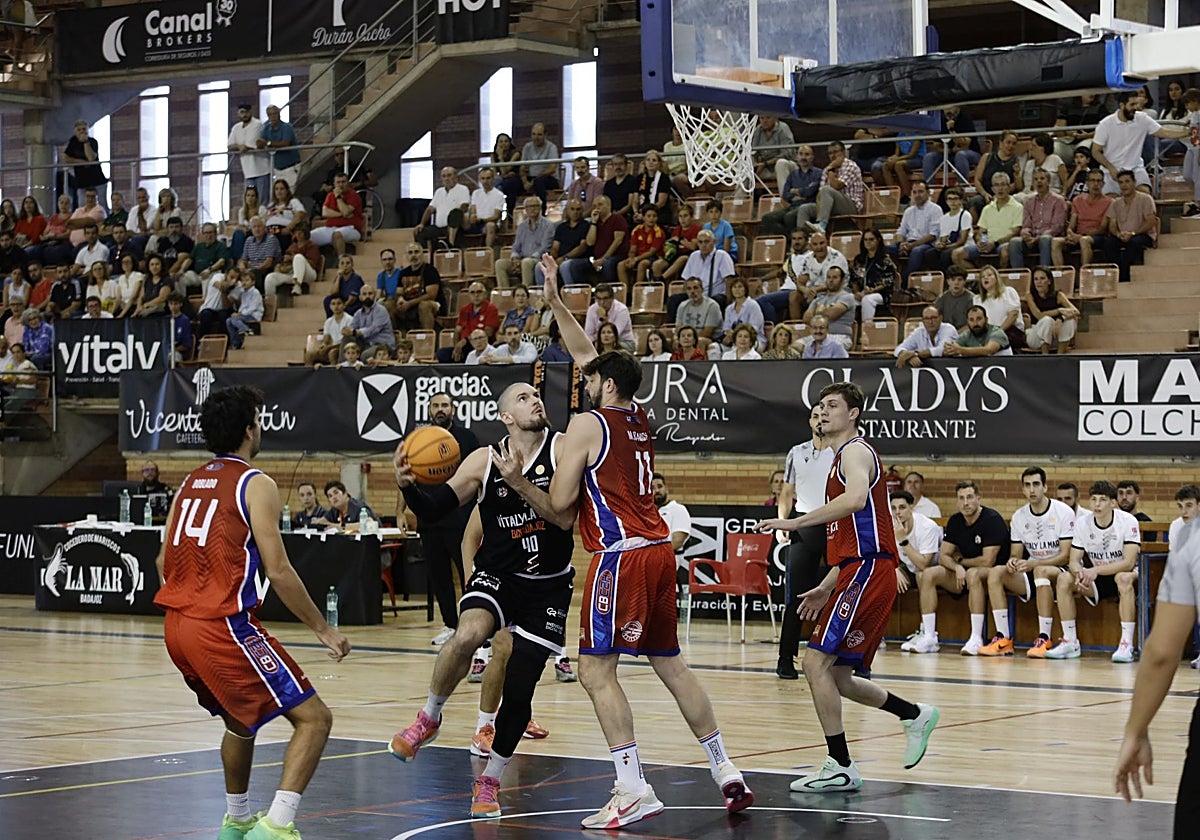 Adrián Méndez en el duelo entre el BCB y el Dos Hermanas.