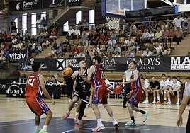 Adrián Méndez en el duelo entre el BCB y el Dos Hermanas.