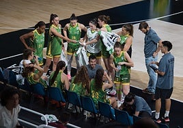 Jesús Sánchez da instrucciones durante un tiempo muerto en el partido ante el Celta.