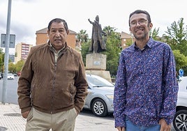 Benjamín Lava y Pedro Moreno, dirigentes de la nueva asociación con la estatua del 'indio' al fondo.