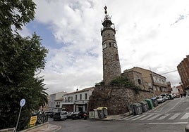Torre del reloj, situada en la plaza de Antonio Canales de Cáceres.