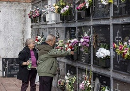 Cementerios como los de Cáceres se llenan de flores estos días.