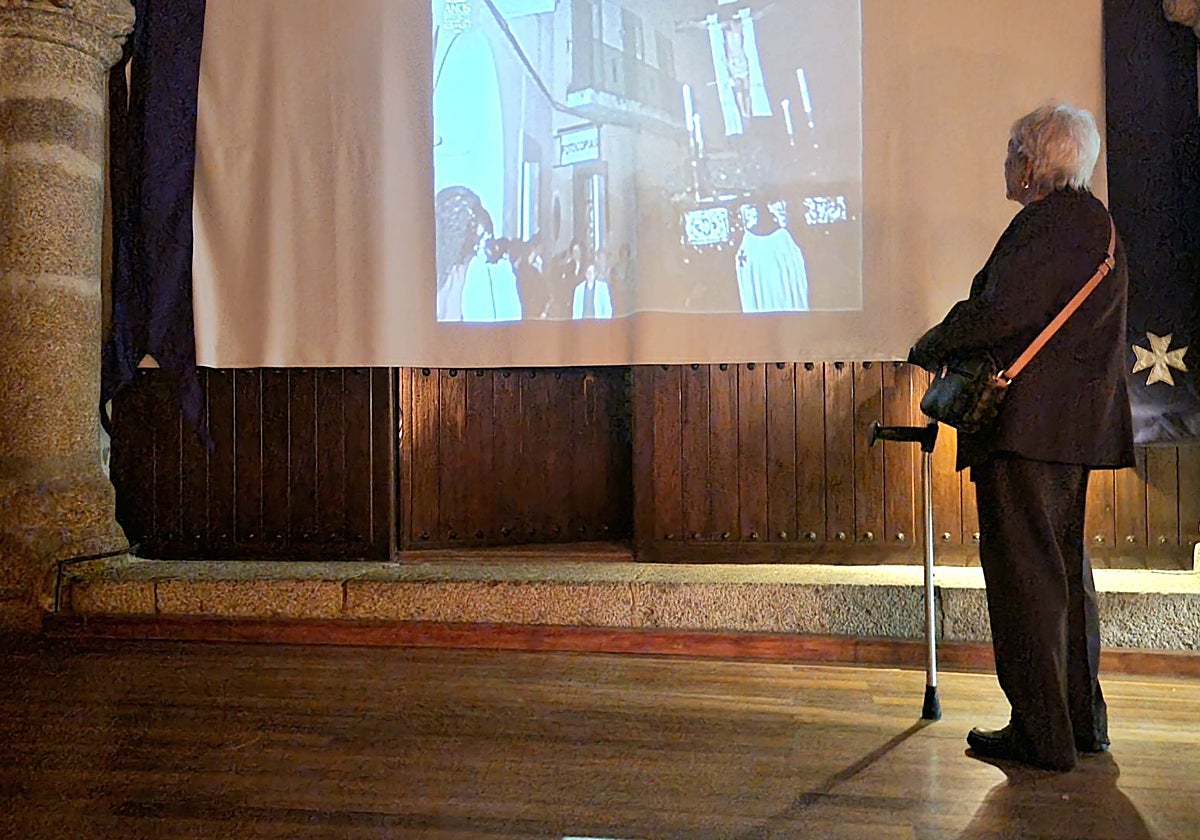 Una mujer contempla una fotografía del Cristo del Calvario, en la sede de la Junta de Cofradías.