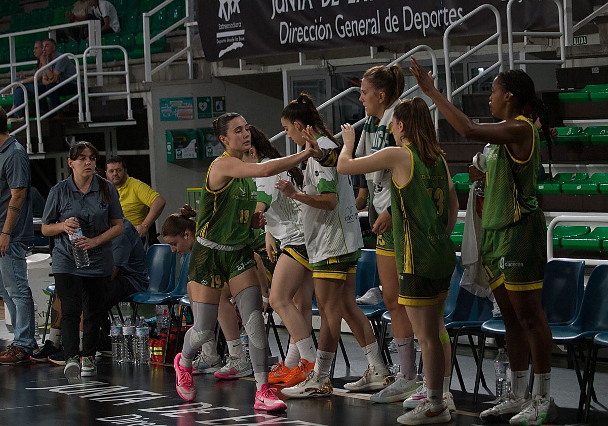 Saludo entre las jugadoras en el banquillo del Al-Qázeres.
