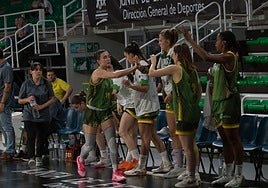 Saludo entre las jugadoras en el banquillo del Al-Qázeres.