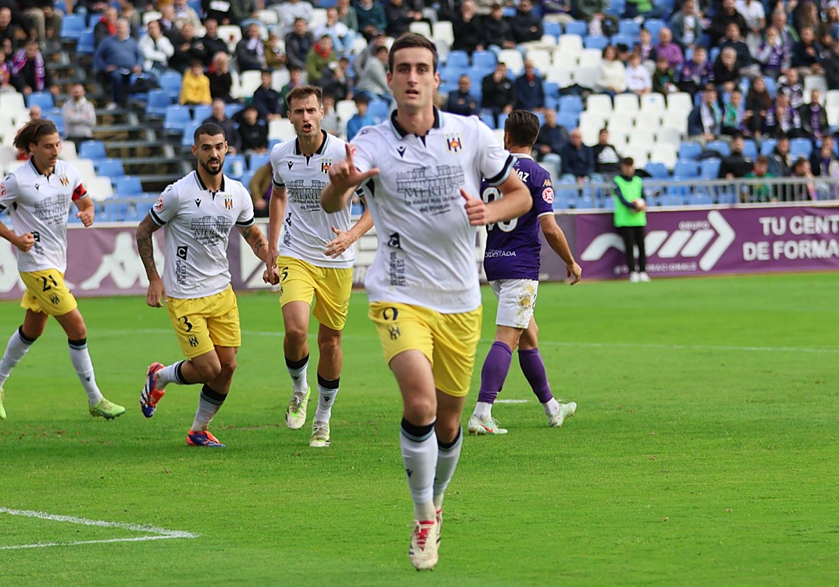 Álvaro García celebra el segundo tanto del Mérida ante el Guadalajara en el Pedro Escartín.